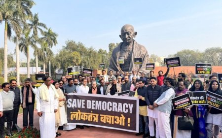 143 Opposition MPs Suspended:विपक्षी सांसदों के निलंबन के खिलाफ राहुल गांधी, समेत INDIA गठबंधन के नेताओं का जंतर-मंतर पर प्रदर्शन