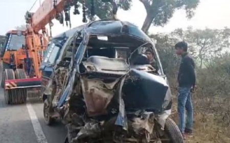 स्कूल वैन की ट्रक से टक्कर, दो बच्चों और चालक की मौत 