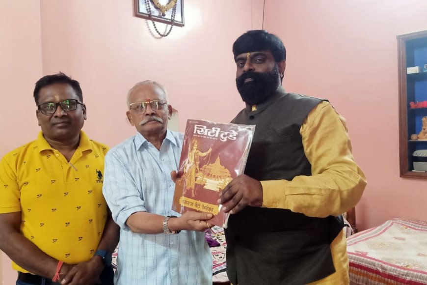 ज्योतिषिविद मोरेश्वर कुलकर्णी   को पत्रिका भेंट