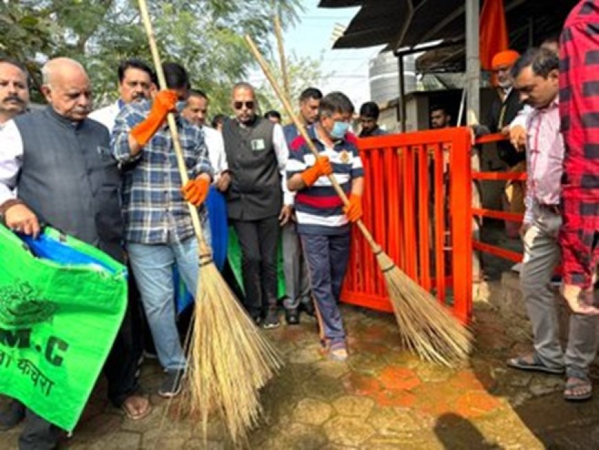 MP News: MP News: श्री राम मंदिर प्राण प्रतिष्ठा से पहले कैलाश विजयवर्गीय और विश्वास सारंग ने मंदिरो में शुरु किया सफाई अभियान