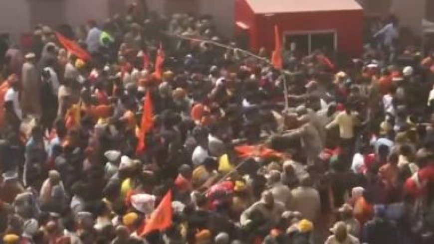 Huge Crowd Outside Ram Mandir: राम मंदिर के बाहर उमड़ा भक्तों का जनसैलाब, सुरक्षा घेरा तोड़ अंदर घुसे