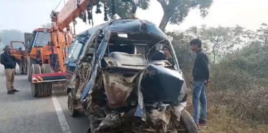 स्कूल वैन की ट्रक से टक्कर, दो बच्चों और चालक की मौत 