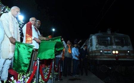 Ayodhya Darshan Train: मुख्यमंत्री ने अयोध्या के लिए आस्था स्पेशल ट्रेन को हरी झण्डी दिखाकर प्रस्थान कराया