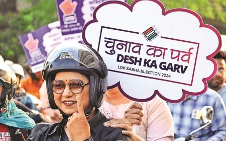 महिलाएं तख्ती लेकर कलेक्‍टर की बाइक रैली में हुईं शामिल, मतदान के लिए किया जागरूक