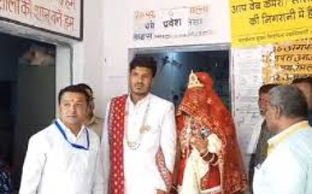 मध्यप्रदेश में शादी के जोड़े में वोट डालने पहुंचे दूल्हा-दुल्हन