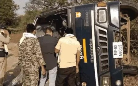 दतिया में BSF जवानों से भरी बस पलटी