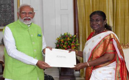 मोदी ने मंत्रिपरिषद् के साथ राष्ट्रपति मुर्मु को इस्तीफा सौंपा