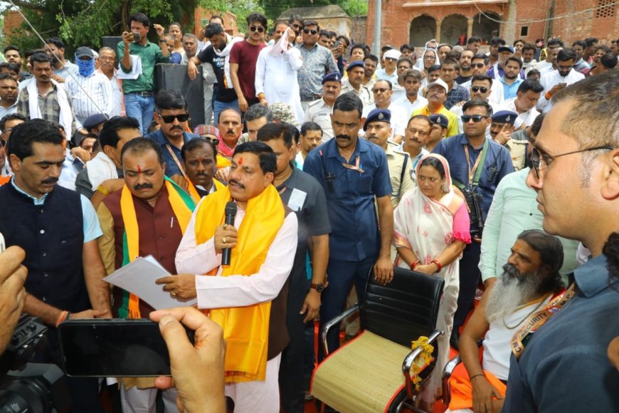 डॉ मोहन यादव ने नर्मदा नदी के सिद्धनाथ घाट पर चलाया सफाई अभियान