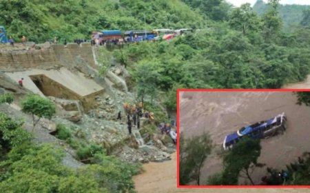 NEPAL:नेपाल में भूस्खलन की चपेट में आई दो बसें  