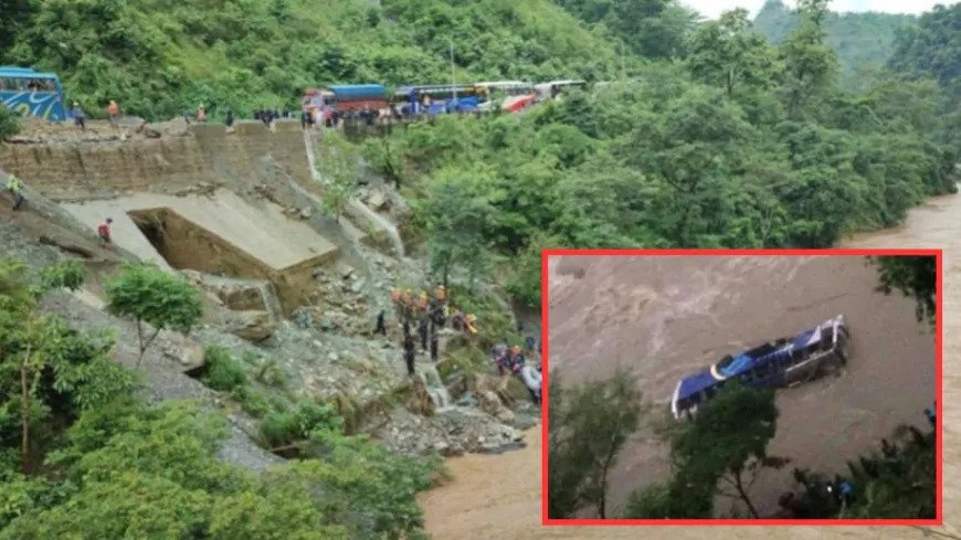 NEPAL:नेपाल में भूस्खलन की चपेट में आई दो बसें  