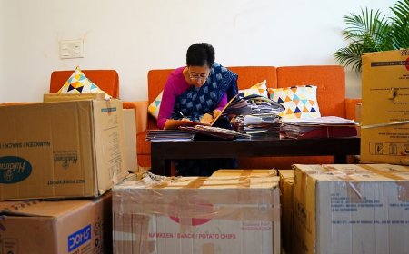 सरकारी बंगला सील होने के बाद CM आतिशी पैक सामानों के बीच में काम करती हुई आईं नजर