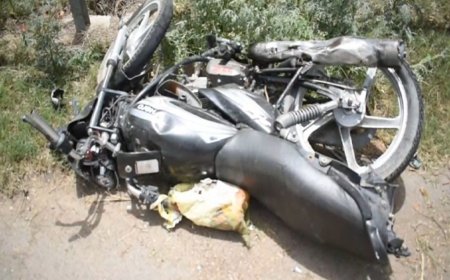 सड़क किनारे खड़े बच्चे पर पलटी ट्रैक्टर-ट्रॉली, पेट्रोल खत्म होने के कारण खड़ी थी बाइक – दर्दनाक मौत