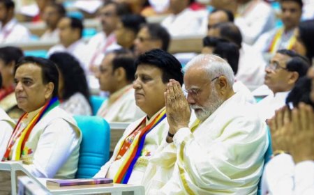 पीएम मोदी ‘नवकार महामंत्र दिवस’ पर आयोजित ‘नवकार महामंत्र’ कार्यक्रम में शामिल होने के लिए बिना जूते के पहुंचे