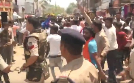 गुना में हनुमान जयंती जुलूस पर पथराव के विरोध में उग्र प्रदर्शन, पुलिस ने किया हल्का लाठीचार्ज