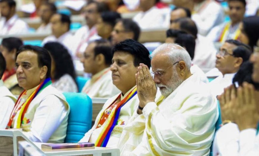 पीएम मोदी ‘नवकार महामंत्र दिवस’ पर आयोजित ‘नवकार महामंत्र’ कार्यक्रम में शामिल होने के लिए बिना जूते के पहुंचे