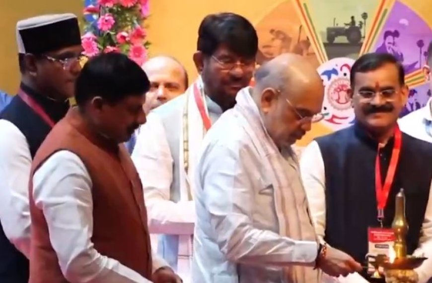Bhopal - केंद्रीय मंत्री अमित शाह और सीएम डॉ. मोहन यादव ने रवींद्र भवन में आयोजित 'राज्य स्तरीय सहकारी सम्मेलन' एवं सहकार्यता अनुबंध निष्पादन कार्यक्रम का दीप प्रज्ज्वलित कर किया शुभारंभ