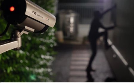 मंडला: ज्वेलरी दुकान की दीवार तोड़कर चोरों ने की चोरी, CCTV में दिखे आरोपी, पुलिस जांच में जुटी