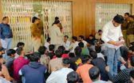 चौधरी चरण सिंह विश्वविद्यालय: केपी हॉस्टल में वार्डन की रात्री छापेमारी, छात्रों की पिटाई, भारी विरोध प्रदर्शन