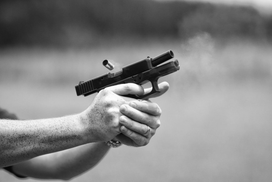 बेटी से छेड़छाड़ का विरोध करने पर बदमाश बौखलाया, घर में घुसकर की ताबड़तोड़ फायरिंग