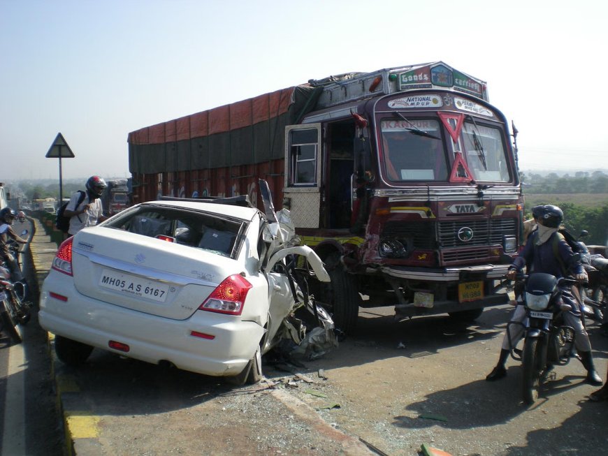 सागर हादसा: कार-हाइवा टक्कर में पिता-पुत्री की मौत, तीन गंभीर रूप से घायल