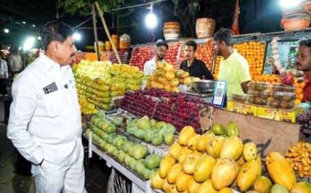 बिना काफिले के अचानक न्यू मार्केट पहुंचे सीएम, खुद खरीदे फल, सिग्नल पर रेड लाइट देखकर रोकी गाड़ी