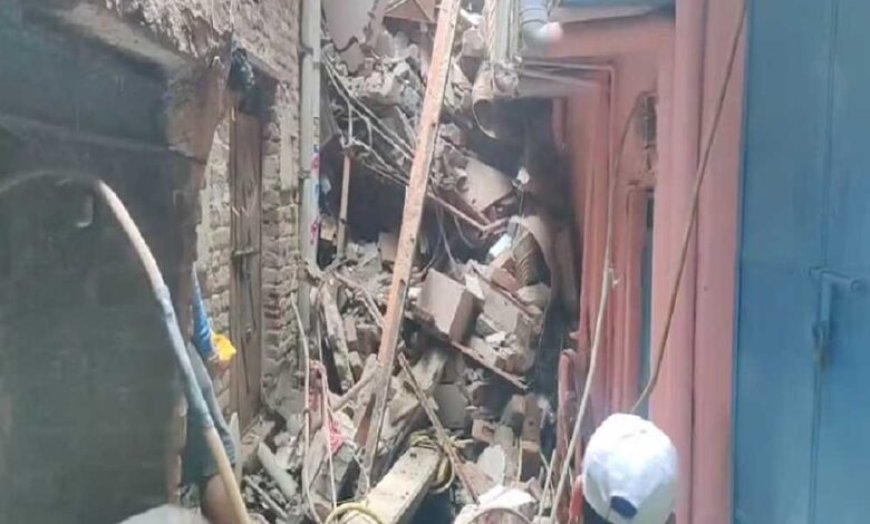 दिल्ली के वेलकम इलाके में चार मंजिला इमारत ढही, मलबे में दबे 4 लोग, रेस्क्यू ऑपरेशन जारी