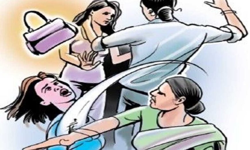 धार में हिंसक लूट: लाठियों से हमला कर 10 लाख के आभूषण लूटे, महिला के कान भी काटे