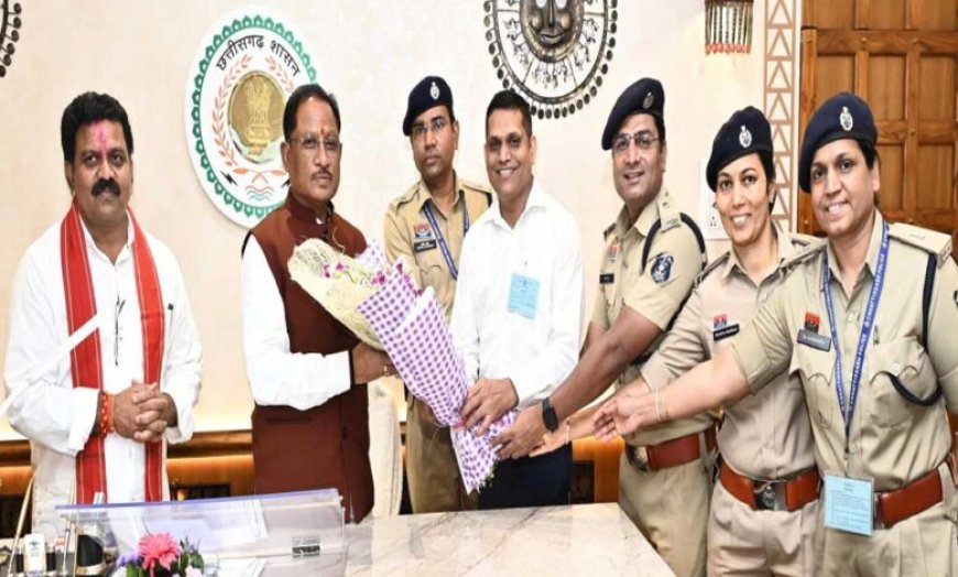रायपुर : मुख्यमंत्री विष्णु देव साय से राज्य पुलिस सेवा अधिकारियों ने की सौजन्य भेंट