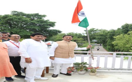 उप मुख्यमंत्री शुक्ल ने शासकीय आवास पर फहराया तिरंगा