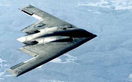 अमेरिका का बी-2 बॉम्बर अलास्का में उतरा, ट्रंप ने पुतिन का किया धमाकेदार स्वागत