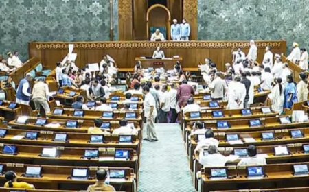 मॉनसून सत्र 2025: विपक्षी सांसदों के हंगामे के बीच लोकसभा की कार्यवाही जारी