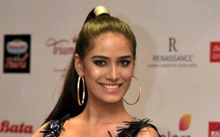 रामलीला विवाद: पूनम पांडे नहीं निभाएँगी मंदोदरी, कमेटी ने मांगी माफी