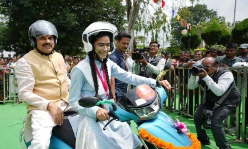 सीएम मोहन यादव ने 7,832 टॉपर्स को स्कूटी भेंट की, उपहार पाकर बच्चों के चेहरे खुशी से खिल उठे।