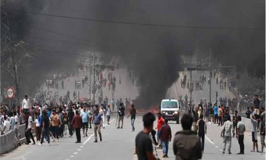 भयानक तस्वीरें: बिहार के इस गांव में नेपाल से लगी आग, घर और बाइकें जलते देख लोग सहम गए