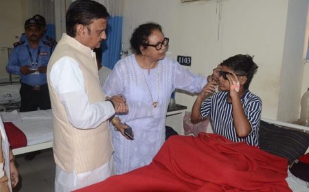 उप मुख्यमंत्री शुक्ल ने हमीदिया अस्पताल में कार्बाइड गन से प्रभावित युवाओं एवं बच्चों का हाल जाना