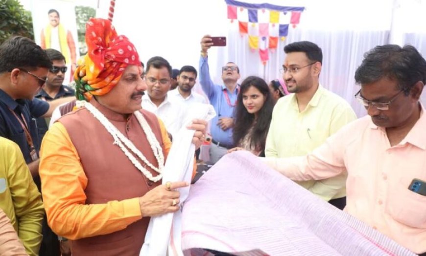 मुख्यमंत्री डॉ. यादव ने इंदौर में गोबर से स्वदेशी दीये बनाये जाने के नवाचार की सराहना की