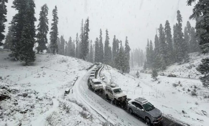 अक्टूबर में ही मौसम ने बदला मिज़ाज: पहाड़ों पर बर्फबारी, दिल्ली-NCR में झमाझम बारिश