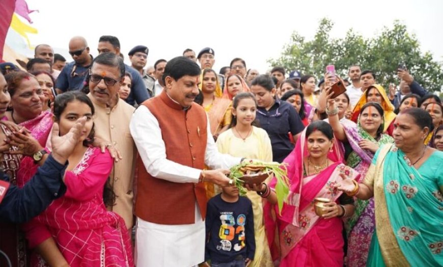 सीएम उज्जैन पहुंचे छठ के आखिरी दिन, विक्रम सरोवर घाट पर सूर्य को अर्घ्य अर्पित