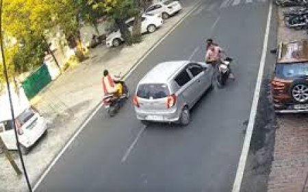 Jhansi Hit and Run: तेज रफ्तार कार सवार ने स्कूटी को मारी टक्कर, दो युवक हुए घायल, गाड़ी लेकर फरार हुआ चालक, झांसी का VIDEO आया सामने