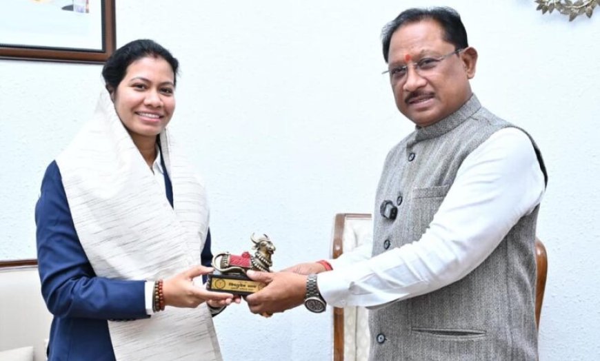 रायपुर : वर्ल्ड कप विजेता भारतीय महिला क्रिकेट टीम की फिजियोथेरेपिस्ट आकांक्षा सत्यवंशी ने मुख्यमंत्री से की मुलाकात