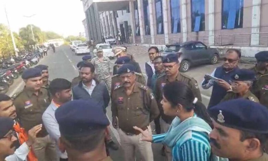 पेड़ पर छात्र को लटकाने का मामला: एबीवीपी का उग्र प्रदर्शन, कलेक्ट्रेट का मेन गेट तोड़ा, SDM बोली – ‘आग लगा दो’