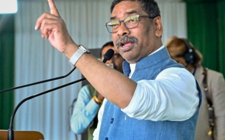 झारखंड की राजनीति में हलचल: पोस्टर हटे, साथी गायब और हेमंत सोरेन दिल्ली रवाना—कुछ तो बड़ा पक रहा है!