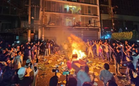 बांग्लादेश: ढाका में दंगाइयों ने 9वीं मंजिल पर फंसे 28 पत्रकारों के सामने आग लगा दी, 3 घंटे मौत के साए में गुजरे