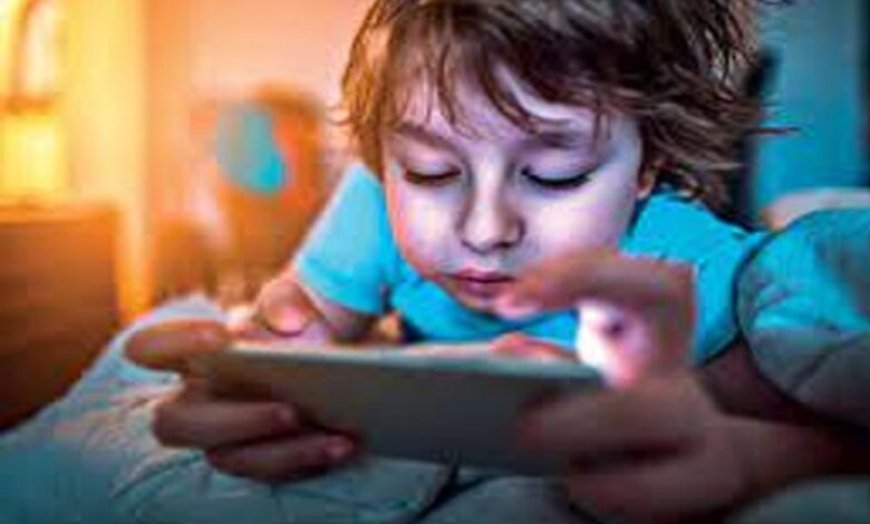 नई ग्लोबल स्टडी: 12 साल से छोटे बच्चों को मोबाइल देना मानसिक और शारीरिक विकास के लिए हानिकारक