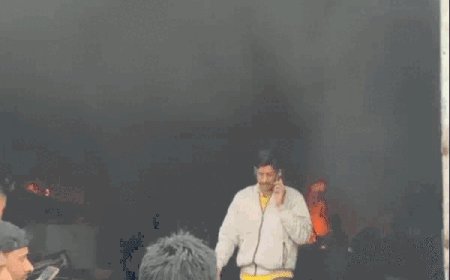 इंदौर में स्क्रेप फैक्ट्री गोदाम में आग:धुएं का गुबार, 20 फीट की सड़क पर 7 फीट कब्जा, नहीं पहुंची दमकल