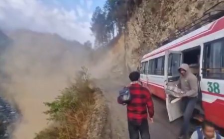 हिमाचल प्रदेश | मंडी जिले में लैंड स्लाइड, बाल बाल बचे बस में सवार 30 यात्री। ड्राइवर ने खतरा भांपकर पहले ही ब्रेक लगाए।
