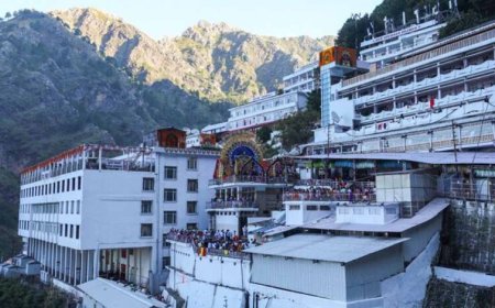 वैष्णो देवी भवन में कैमरा प्रतिबंधित, फिर अंदर का वीडियो कैसे बना? शिखा पर FIR दर्ज
