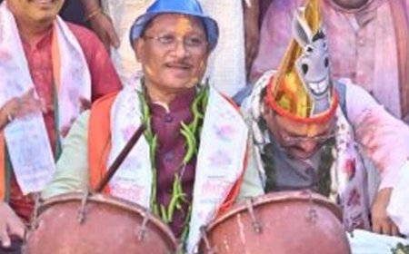 CM साय ने रायपुर प्रेस क्लब में पत्रकारों के साथ खेली होली, आपसी प्रेम और सद्भाव का दिया सन्देश