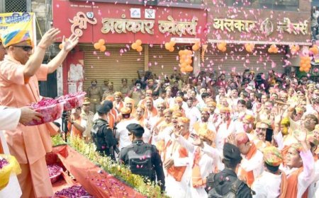 होलिका भस्म की पूजा कर सीएम योगी ने मनाई होली