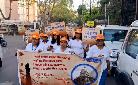 भोपाल में  महिला दिवस पर सेंट्रल बैंक की महिला कर्मचारियों ने निकाली जागरूकता रैली